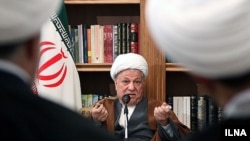 اكبر هاشمى رفسنجانى در هفته‌هاى اخير مواضع صريح‌ترى در ارتباط با سركوب فعالان سياسى و رسانه‌هاى منتقد از سوى تندروهاى جمهورى اسلامى ايران اتخاذ كرده است. 