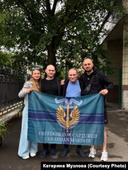 Катерина Музлова з батьком Олегом Музловим, який повернувся з полону (третій зліва направо)