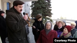 Сергій Чебаненко, начальник управління внутрішньої політики Луганської міськради, заспокоює мітингувальників з ПСПУ. Березень 2005 року. Фото Юрія Кривенка