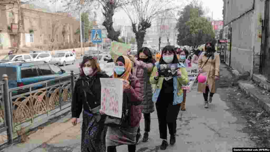 Жүрүш Алишер Навои менен Курманжан Датка көчөлөрүнүн кесилишинен башталып, шаардык мэриянын жанындагы &laquo;Энелердин көз жашы&raquo; мемориалдык комплексинде жыйынтыкталды.