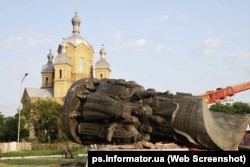 Під час демонтажу монумента Переяславської ради. Переяслав, 7 червня 2025 року