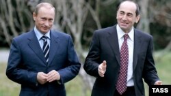 Владимир Путин (слева) и Роберт Кочарян в Москве, 24 янвря 2007 г.