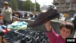 Раньше проходя мимо станций метро можно было встретить множество торговцев. Сейчас все изменилось