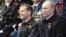 Orsýetiň prezidenti Dmitriý Medwedew (çepde) we premýer-ministr Wladimir Putin Moskwanyň Gyzyl meýdançasynda harby parada tomaşa edýär, 2011-nji ýylyň 9-njy maýy.