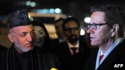 حامد کرزی، رئیس جمهور افغانستان (راست) و گیدو وستروله، وزیر خارجه آلمان در شهر بُن- ۱۱ آذرماه