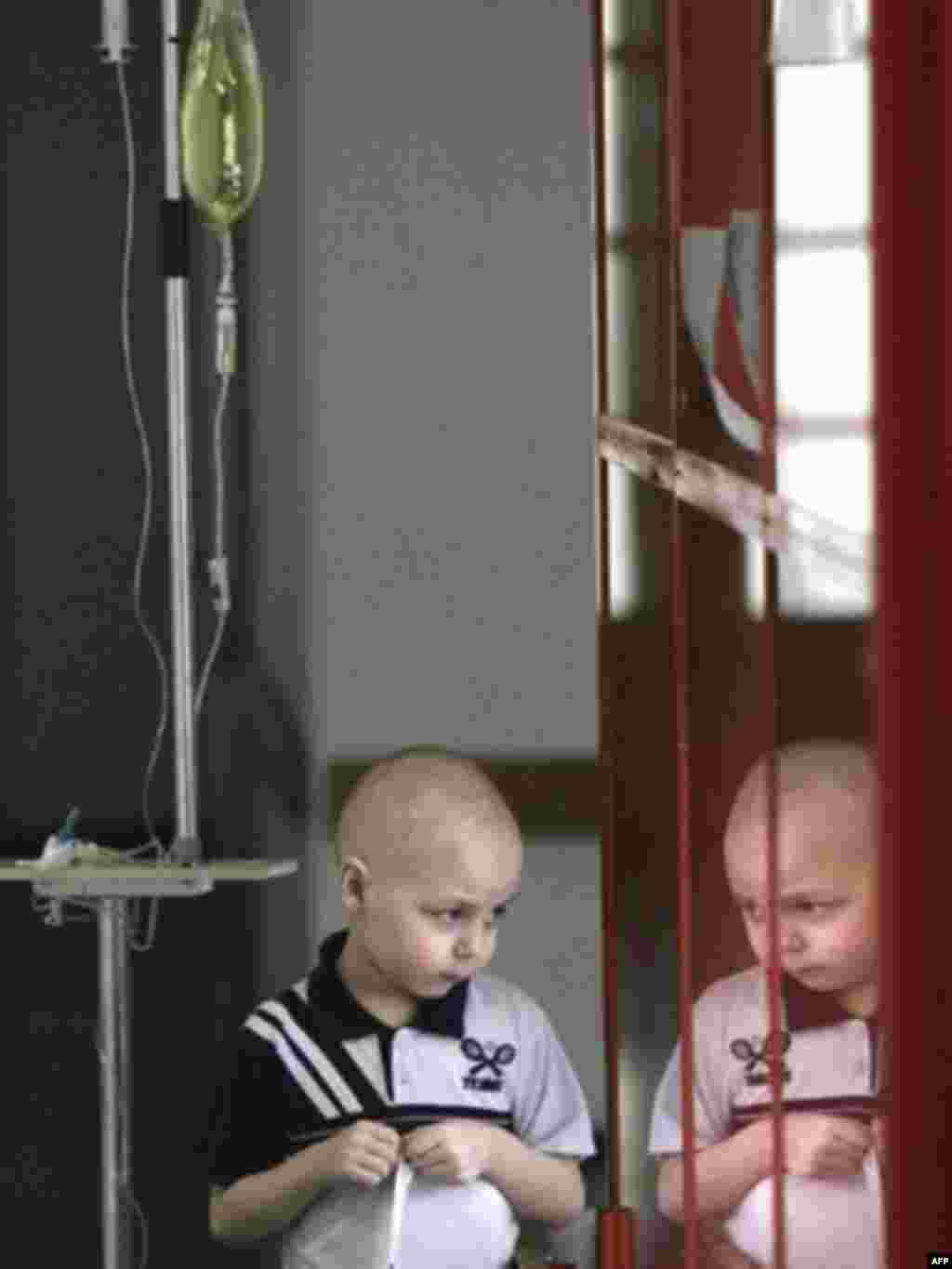 Чернобыль нурланышыннан килгән зыянның күләме билгесез булып кала. 2006 елда БМО идарәсе үлүчеләр саны 4 мең булачак дигән иде. Greenpeace оешмасы 200 меңләп кеше инде үлгән дип белдерә. Атом казасыннан соң Минскида төзелгән онкология үзәгендә бер бала тәрәзәдән карап тора.