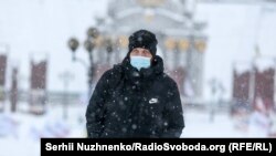 У низці областей продовжує падати сніг