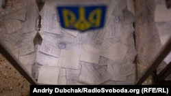 Згідно з попередніми даними Центральної виборчої комісії, Володимир Зеленський перемагає на виборах президента України, набираючи близько 73% голосів виборців