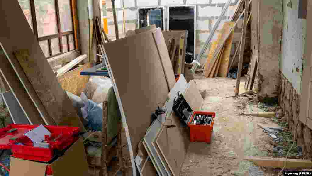 На эти средства женщина приобрела самое необходимое для ремонта жилища и наняла специалистов. К зиме семья планирует завершить основные работы