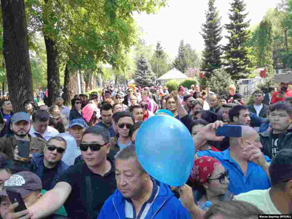 Некоторые протестующие вышли с плакатами и потребовали освобождения задержанных молодых активистов Асии Тулесовой и Бейбарыса Толымбекова. Алматы, 1 мая 2019 года.&nbsp;