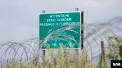 Застережний знак за колючим дротом, встановленим російськими і південноосетинськими силами вздовж де-факто кордону Грузії з її сепаратистським регіоном Південною Осетією у селі Хурвалеті, 14 липня 2015 року