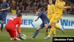 نمایی از بازی رفت فرانسه در برابر اوکراین