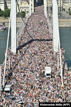 Tele a Erzsébet híd