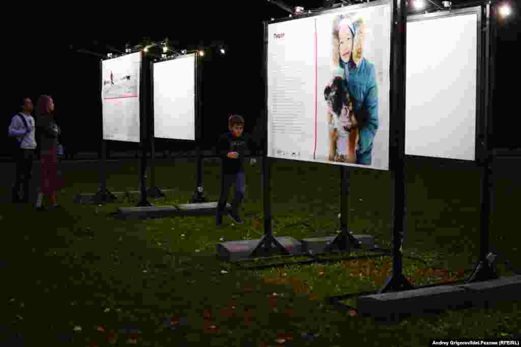 На поляне в самом конце парка &mdash; с десяток щитов. На каждом щите &mdash; фотография (автор &mdash; Рафис Закиров). Под каждой фотографией &mdash; трогательная история о том, как встретились человек и пес.