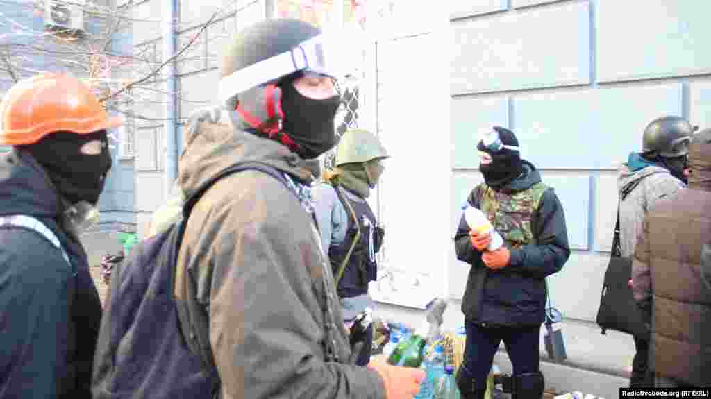 Протестчылар утлы шешәләр әзерли