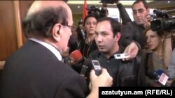Участник акции протеста, прервавшей пресс-конференцию международных наблюдателей, дает интервью в прямом эфире Азатутюн ТВ, Ереван, 19 февраля 2013 г.