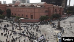 مردم معترض قاهره در نزدیکی ساختمان موزه مصر در میدان تحریر (رهایی)