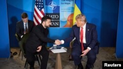 Президент США Дональд Трамп (п) під час переговорів у Гаазі з українським колегою Володимиром Зеленським, 25 червня 2025 року