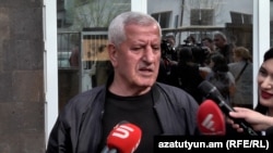 Ալբերտ Առստամյանը զրուցում է լրագրողների հետ, Երևան, 11-ը ապրիլի, 2025թ. 