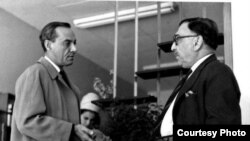 داوود پیرنیا (راست) در کنار رهی معیری، شاعر