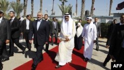 شیخ حمد بن خلیفه آل ثانی (نفر راست) همراه با اسماعیل هنیه، نخست وزیر گروه حماس در نوار غزه.