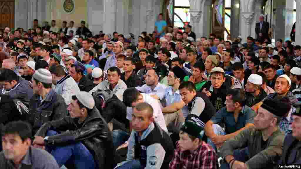 Кол Шәриф мәчетендәге йөзләгән халык