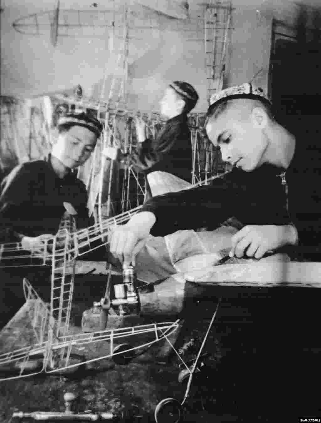 Перший президент Узбекистану Іслам Карімов (праворуч) робить модель літака. У 1940-х роках молодого Карімова на кілька років віддали в дитячий будинок