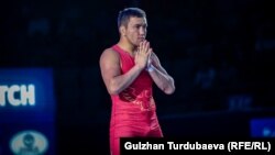 Борец Атабек Азисбеков после победы, которая принесла ему путевку на Олимпийские игры в Токио. Город Нур-Султан (Казахстан).