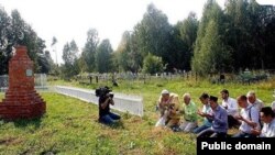 "Искер җыен"да катнашучылар Себергә ислам дине алып килүче шәехләр җирләнгән астаналар булган дип фаразланган җиргә куелган һәйкәлләр янында дога кыла. 2016 ел.