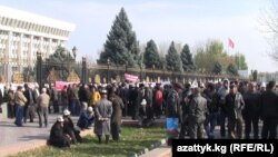 Ҳибсдаги ата-журтчи депутатлар озод этилиши талаби билан 12 ноябр куни Бишкекда ўтказилган митингнинг асосий иштирокчилар оқсоқоллар бўлди.