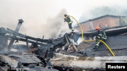 Рятувальники гасять пожежу після російського удару по Хмельниччині, 3 вересня 2025 року