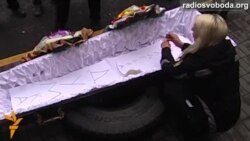 Очільнику Рівненської міліції під обласне управління принесли труну зі щурами