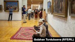 Бишкектеги Гапар Айтиев атындагы көркөм сүрөт музейинде тартылган сүрөт. 2019-жыл. 