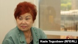 Президент общества инвалидов-женщин "Биби-ана" Бибигуль Имангазина  в здании Алматинского экономического суда ожидает судебное решение. Алматы, 20 мая 2011 года.