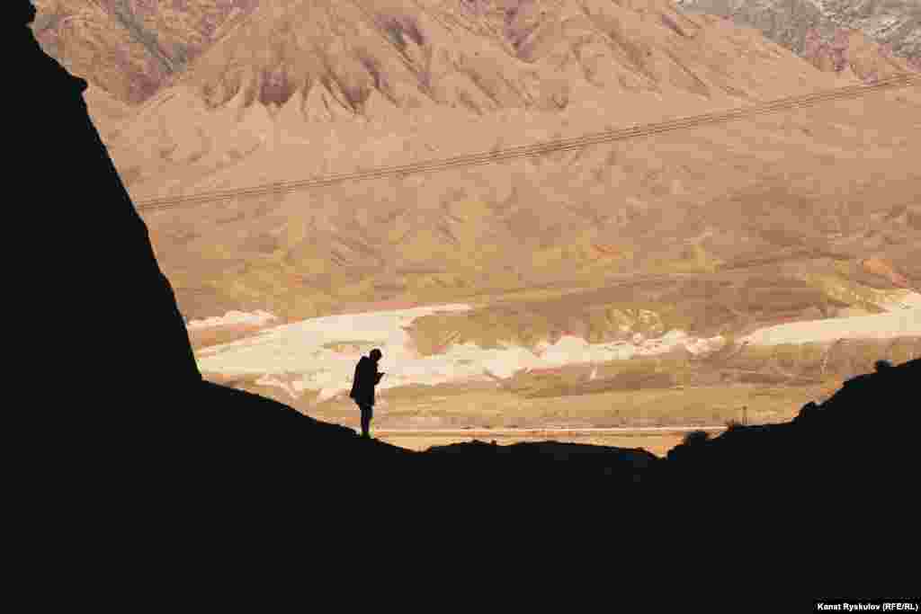 Закат нарисовал длинные тени и навел четкие контуры.