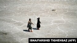 با آنکه بین روستانشینی و نرخ بالای ریزش آموزشی رابطه مستقیم وجود دارد، نمی‌توان گفت استان‌هایی که در آنها نرخ شهرنشینی بالاتر است فرصت‌های آموزشی بهتری در اختیار دختران جوان قرار می‌دهند.