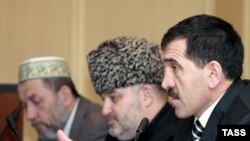 Боевики, решившие выйти из подполья, охотней сдаются под гарантии безопасности конкретных авторитетных людей. В Ингушетии в качестве такого гаранта выступает глава республики Евкуров