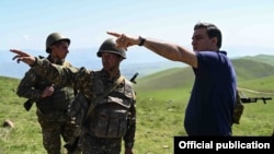 Armenia - Human rights ombudsman Arman Tatoyan talks to Armenian soldiers deployed in Syunik province, May 14, 2021. (Photo by the Armenian Human Rights Defender's Office)