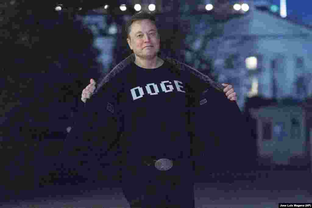 Ілон Маск демонструє свою футболку з написом «DOGE» представникам ЗМІ під час прогулянки Південною галявиною Білого дому у Вашингтоні, 9 березня 2025 року.Торік Ілон Маск запропонував Трампу створити Department of Government Efficiency (DOGE) – відомство для скорочення державної бюрократії. Маск почав безпосередньо працювати на адміністрацію, залучивши своїх соратників. Трамп і Маск домоглися звільнення десятків тисяч службовців і анонсували подальші зміни. Трамп пояснив, що Маск працюватиме в уряді як спецдержслужбовець лише протягом 130 днів. І додав, що мільярдер зрештою захоче повернутися до своєї компанії.