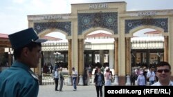 Кузатувчиларга кўра¸ Ўзбекистон ҳудудидаги қадим шаҳарларни кўришга иштиëқмандлар кўп бўлиғига қарамай¸ мамлакатга кириб-чиқишнинг қийинлиги ва Ўзбекистоннинг полиция давлати экани¸ эҳтимолий сайëҳларни чўчитмоқда.