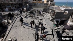 ویرانه به جا مانده در پی حملات هوایی جدید اسرائیل به شهر دیرالبلح، نوار غزه