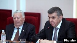 Бизнесмен Ара Абрамян (справа) в Национальной академии наук, Ереван, 14 октября 2015 г. 