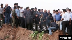 Родственники погибших в результате крушения самолета Ту-154М в Казвине, 16 июля 2009 г.