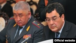 Ички иштер министринин милдетин аткаруучу  болгон Шамил Атаханов (оңдо) жана кызматынан алынган Зарылбек Рысалиев (солдо).