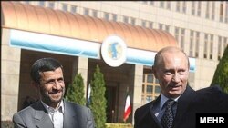 در حالی که محمود احمدی نژاد ارائه پيشنهاد اتمی از سوی ولاديمير پوتين، رييس جمهوری روسيه را تکذيب کرده است، آقای پوتين، روز پنج شنبه ۱۸ اکتبر، از قصد اين کشور برای حل مسئله هسته ای ايران در جهت «منافع بين المللی و خير مردم ايران» سخن گفت.