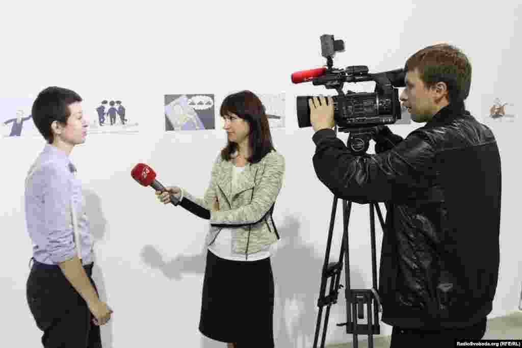 Карикатурист Радіо Свобода Євгенія Олійник дає інтерв&#39;ю 