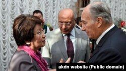 Карим Ага-Хан IV Бишкектеги “Ала Арча” мамлекеттик резиденциясында Кыргызстандын мурдагы президенти Роза Отунбаева менен. Архивдик сүрөт 