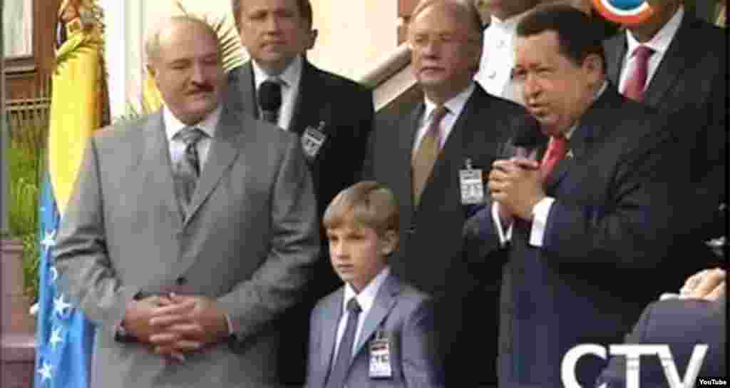 Аляксандар і Мікалай Лукашэнкі з прэзыдэнтам Вэнэсуэлы Ўга Чавэсам. Каракас, 2012.&nbsp;