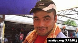 Продавец шаурмы на центральном рынке Оматбек Борушев. Семей, 18 июня 2012 года.     
