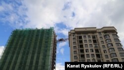 Бишкекте курулуп жаткан үйлөр.